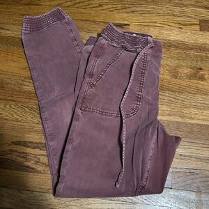 American Eagle burgundy women’s jogger style pants drawstring
